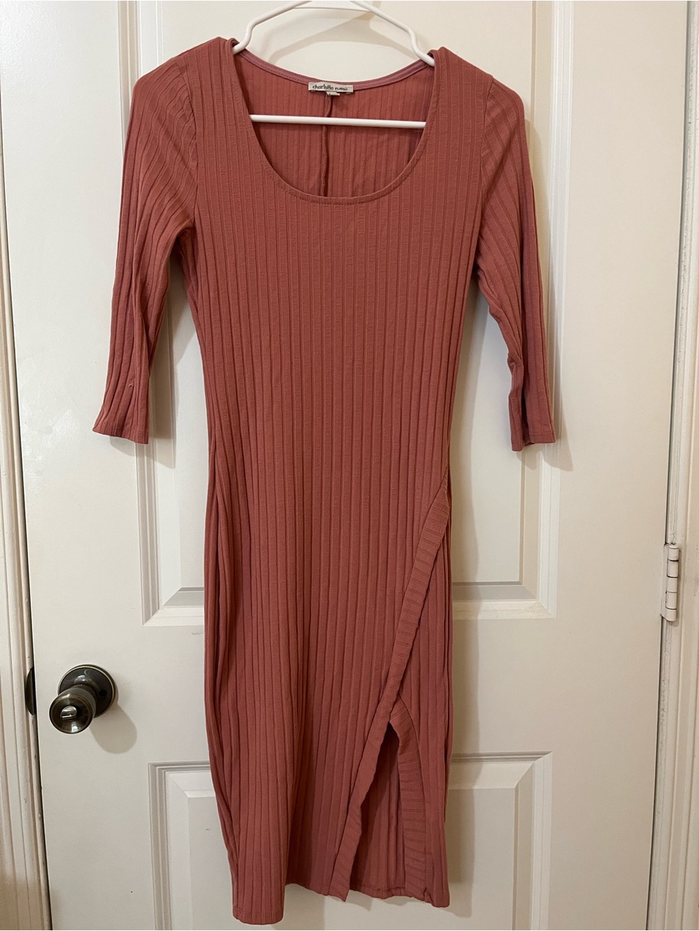 Charlotte Russe Ribbed Scoop-Neck Midi Dress in Mauve